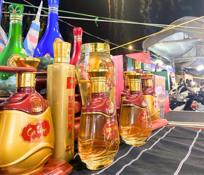 Các sản phẩm rượu Sâm Ngọc Linh được trưng bày tại hội chợ Phú Yên.