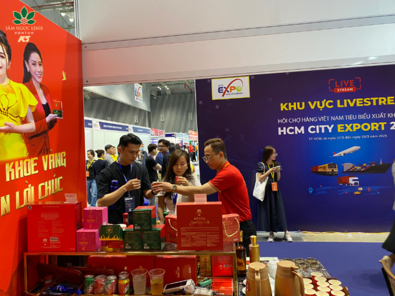 Khách tham quan check in và trải nghiệm tại gian hàng K5.