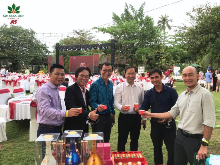 Các khách mời đang trải nghiệm các sản phẩm Sâm Ngọc Linh.