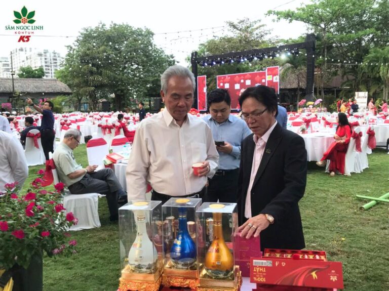 Các khách mời đang trải nghiệm các sản phẩm Sâm Ngọc Linh.