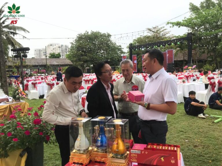 Các khách mời đang trải nghiệm các sản phẩm Sâm Ngọc Linh.