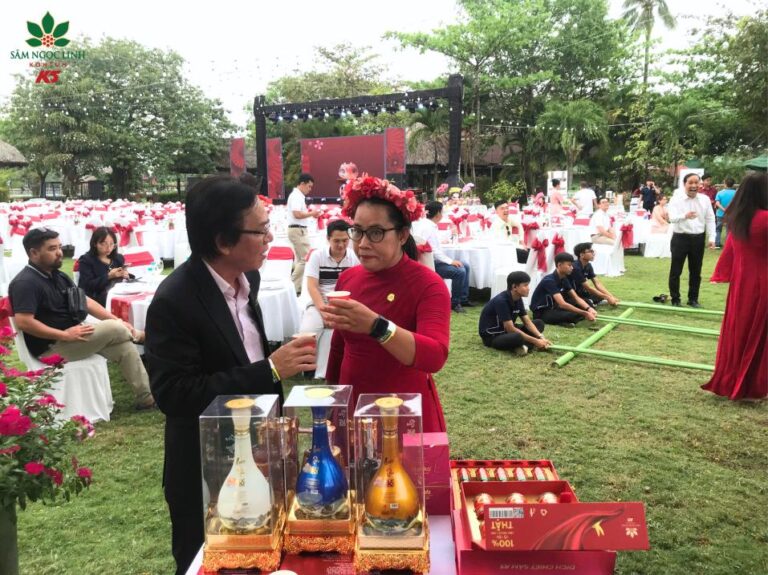 Các khách mời đang trải nghiệm các sản phẩm Sâm Ngọc Linh.