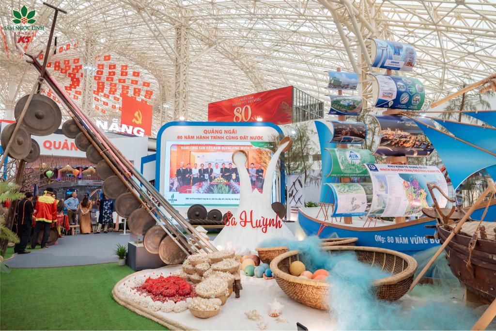 Gian trưng bày của tỉnh Quảng Ngãi được bài trí đẹp, khoa học và ấn tượng; trưng bày và giới thiệu nét văn hóa đặc sắc, tiềm năng thế mạnh biển - rừng cùng các sản vật tiêu biểu như tỏi Lý Sơn, muối Sa Huỳnh, sâm Ngọc Linh...