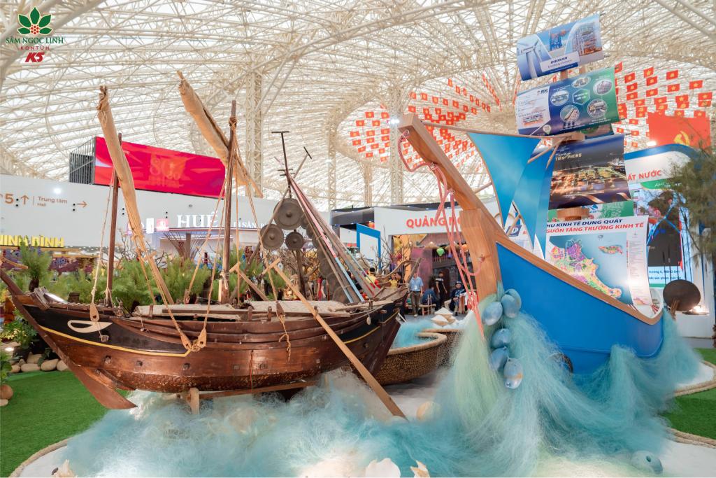 Mô hình “Cột cờ Tổ quốc trên đảo Lý Sơn”; mô hình chiếc ghe bầu là biểu tượng lịch sử, khẳng định và chứng minh chủ quyền Việt Nam đối với các quần đảo Hoàng Sa và Trường Sa.