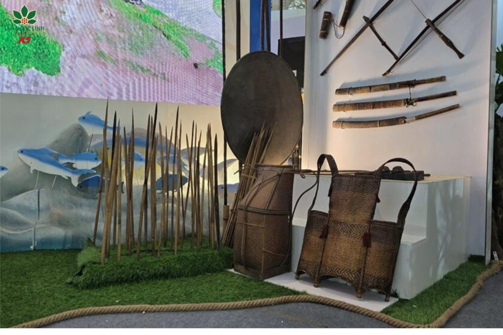 Những hiện vật văn hóa, lịch sử của Quảng Ngãi giới thiệu tại Triển lãm.