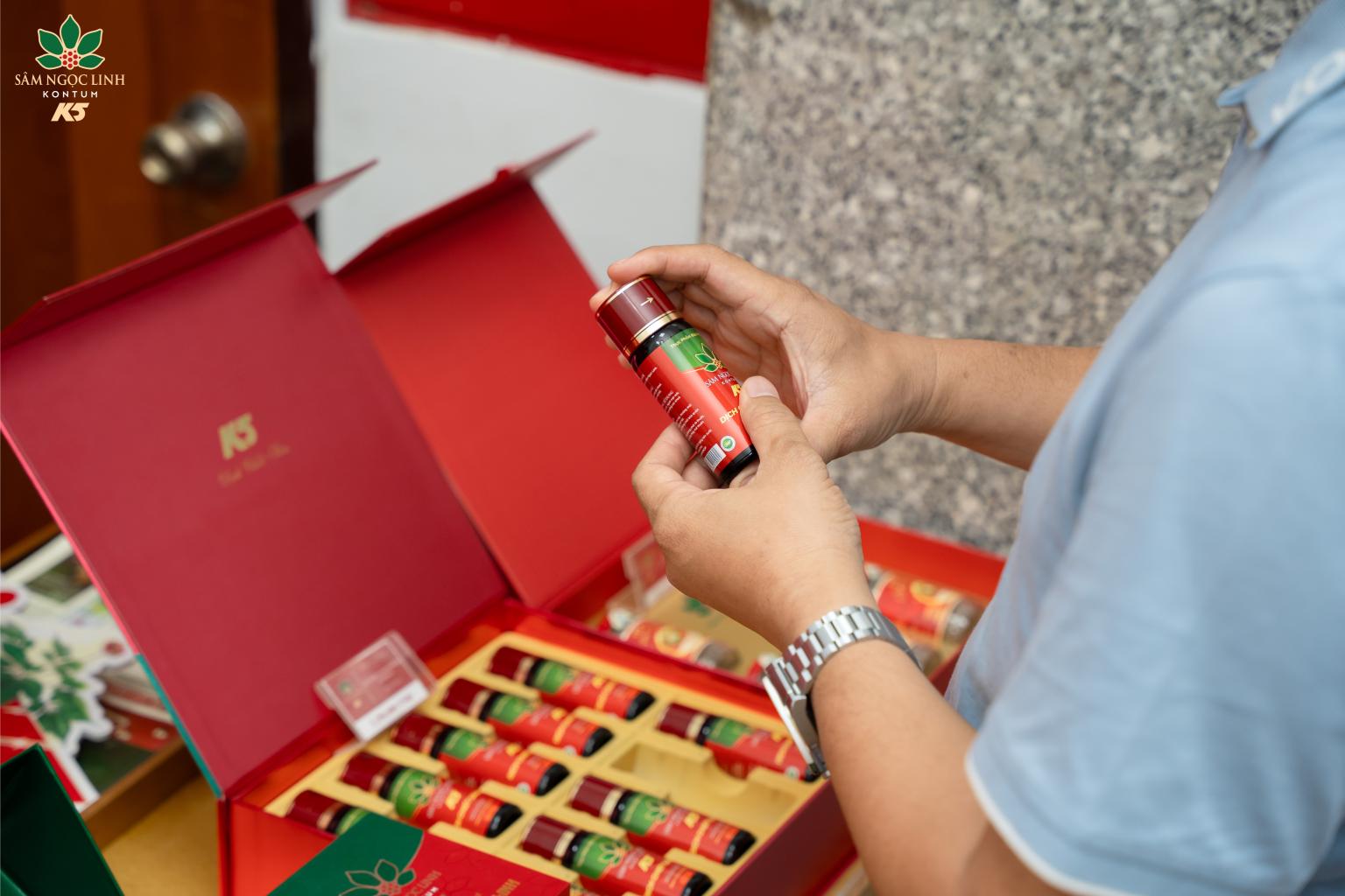 Khách mời đang trải nghiệm sản phẩm dịch chiết sâm K5 tại VCCI-HCM.