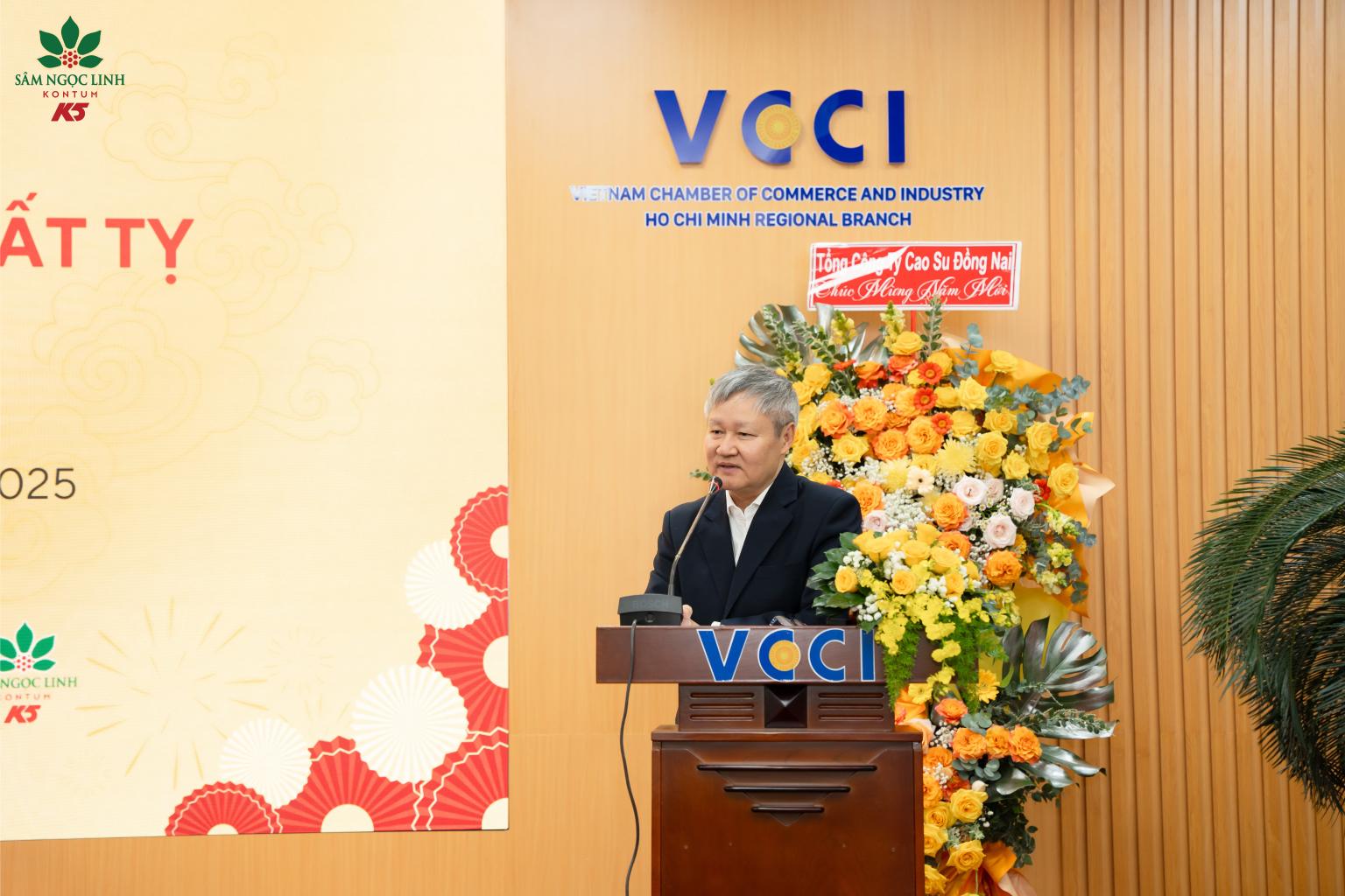 Phó Chủ tịch VCCI Võ Tân Thành phát biểu và đánh giá tình hình kinh tế tại hội nghị.