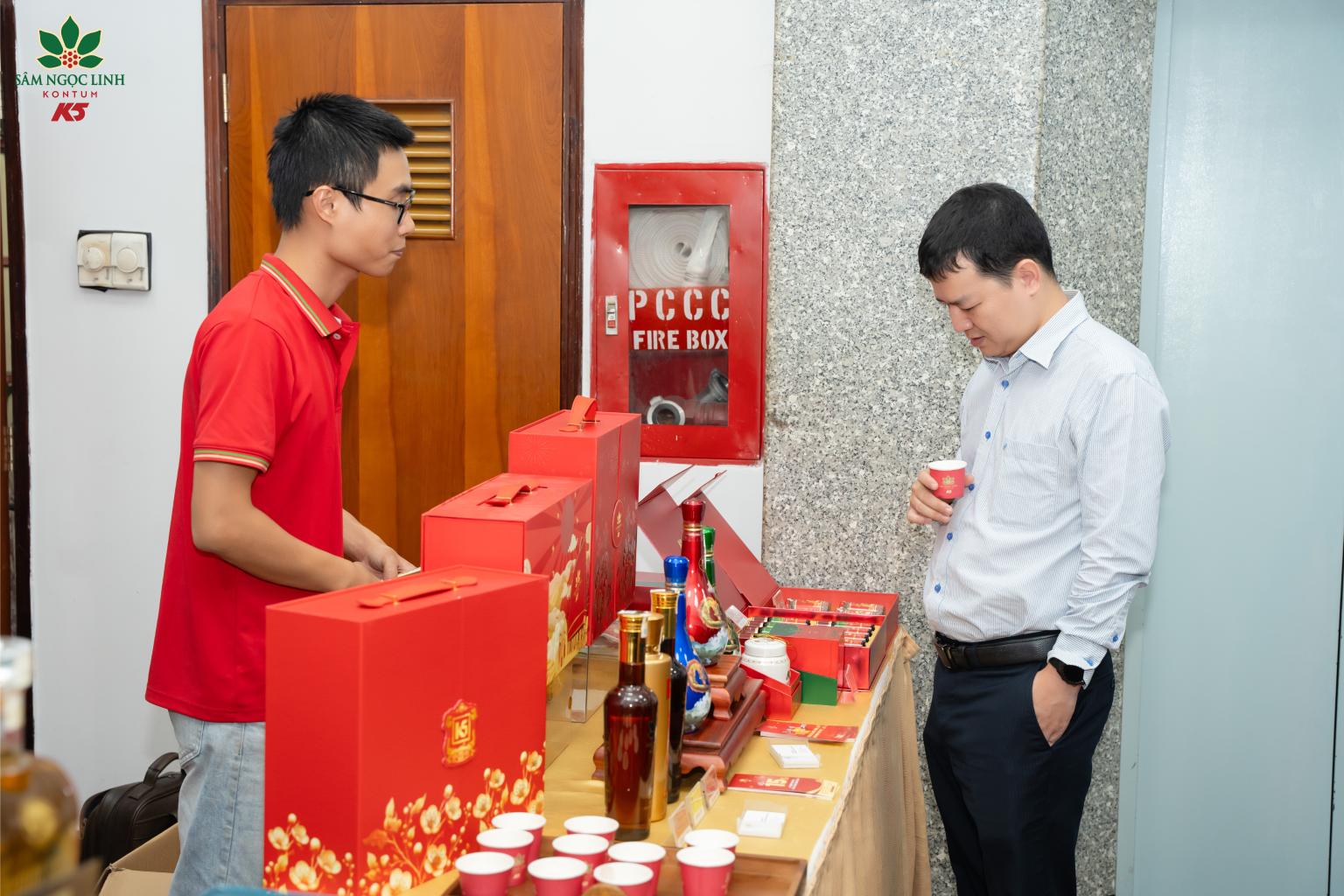 Khách mời tham quan gian hàng K5.