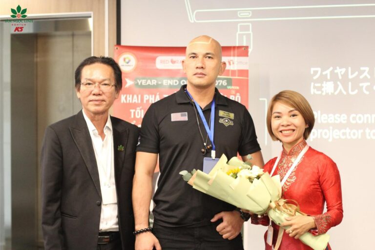 Sâm Ngọc Linhg K5 dành tặng những phần quà đến các khách mời tham dự sự kiện year-end.