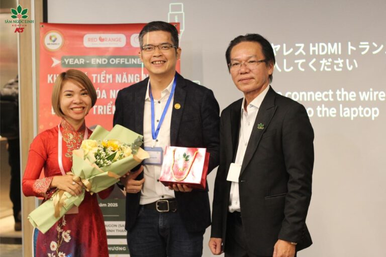 Sâm Ngọc Linh K5 dành tặng hoa và những phần quà đến các khách mời tham dự sự kiện year-end.