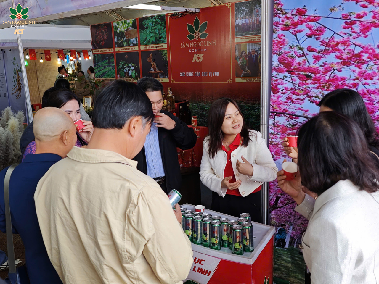  Đại diện K5 tư vấn cho các đại biểu về các sản phẩm Sâm Ngọc Linh.